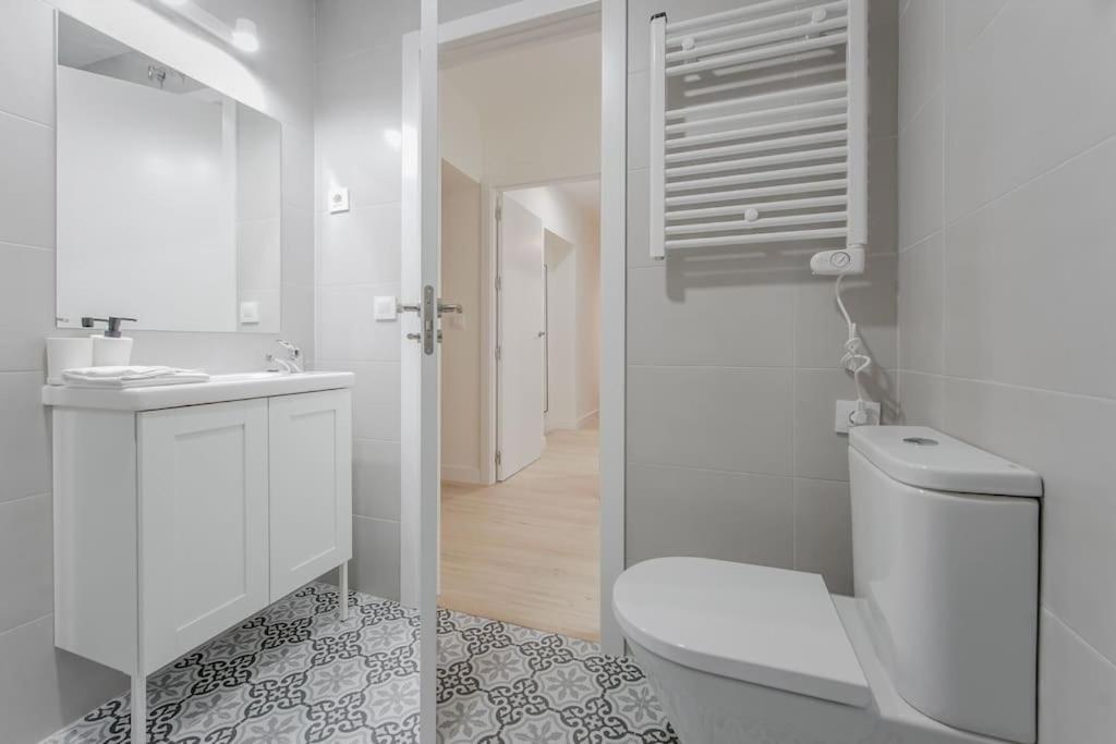 Modern Apt Para 6Px En La Plaza De Tirso De Molina Madrid Bagian luar foto