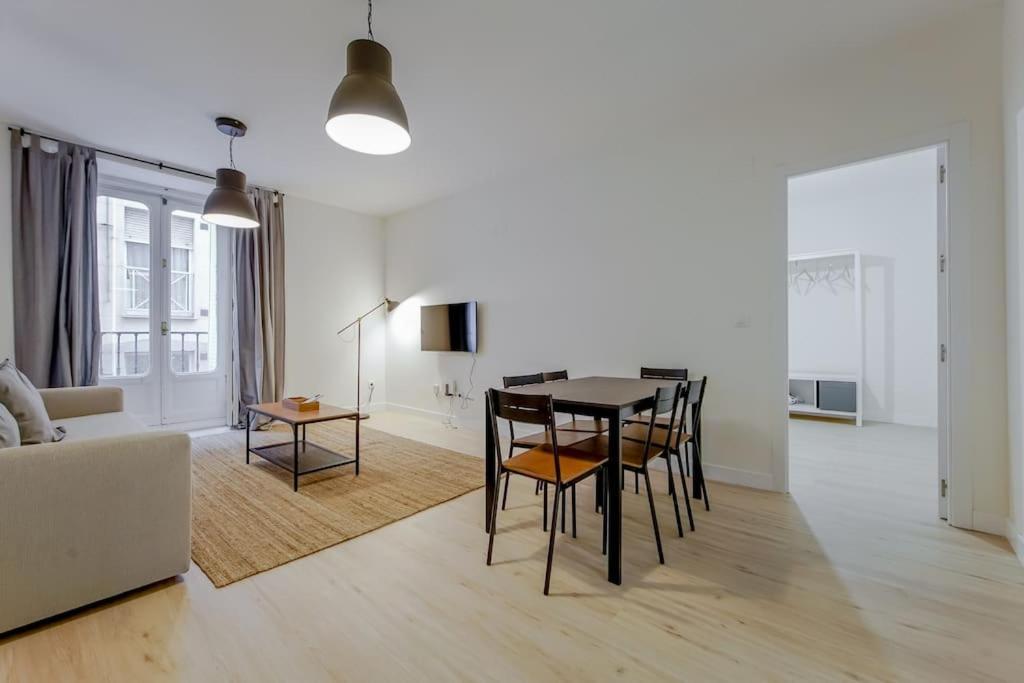 Modern Apt Para 6Px En La Plaza De Tirso De Molina Madrid Bagian luar foto